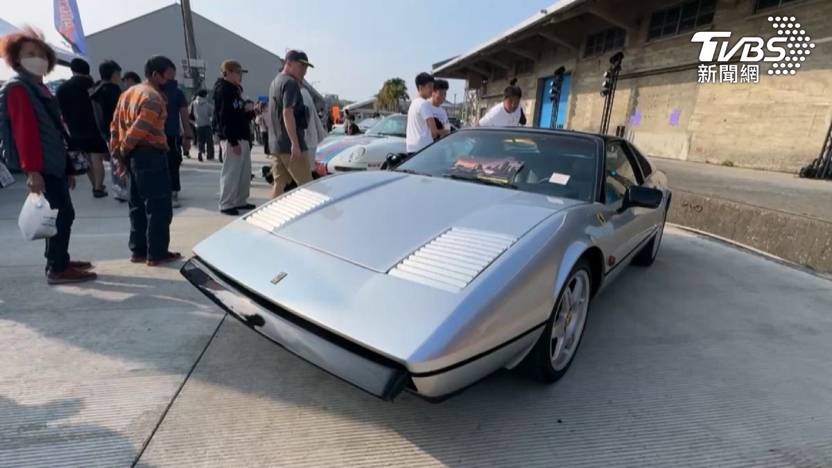 高雄駁二一場特殊車展,展出的都是造形罕見的汽機車以及骨董車,其中有周杰倫電影及廣告中,出現的法拉利308。(圖/TVBS)