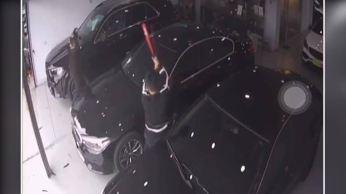 無冤無仇? 兩男持球棒狂砸中古車行 進口車慘變殘骸、店員驚魂