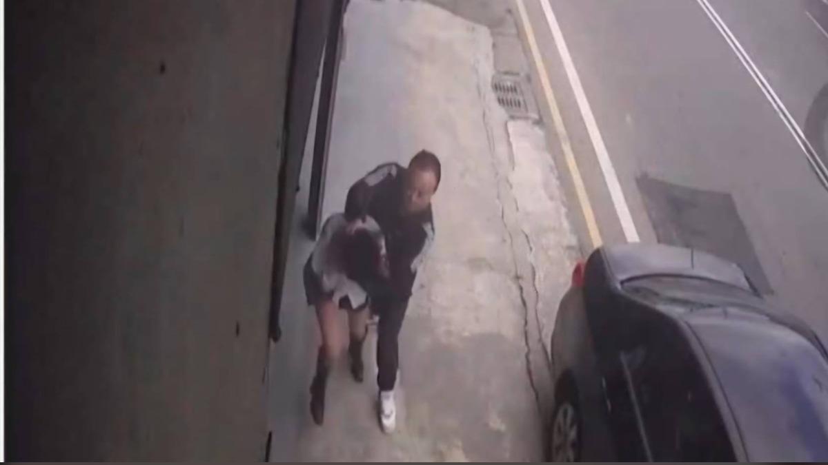 男子攻擊車行店員。（圖／ＴＶＢＳ翻攝）