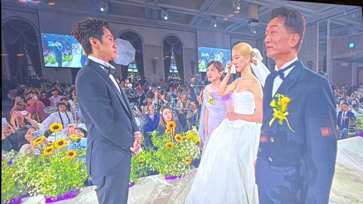 陳漢典和Lulu婚禮歡笑與淚水交織。（圖／翻攝新聞中心）
