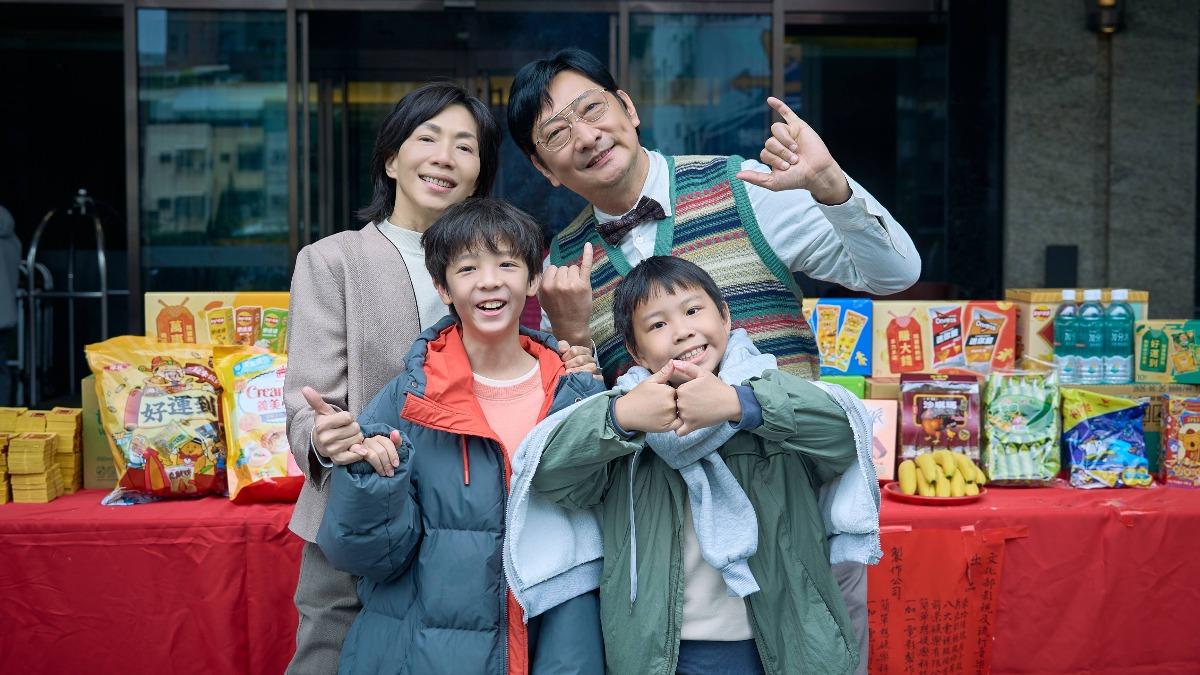 萬芳、九孔挑戰育幼院院長及老師角色，和一票兒童演員過招。（圖／柒拾陸號原子提供）