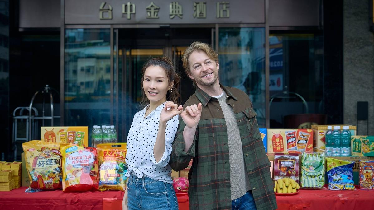 李佳芯、法比歐飾演一對外籍夫妻檔。(圖/柒拾陸號原子提供)