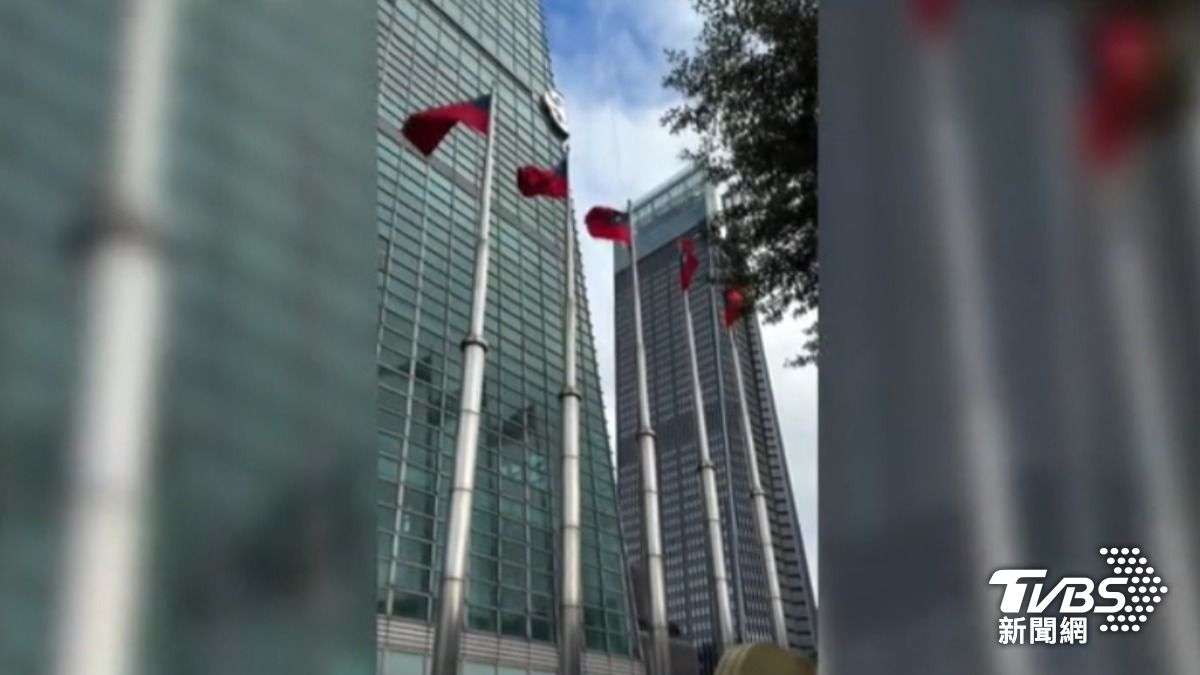台北101董事長賈永婕把台北101外的旗幟通通換成國旗，要讓世界看到台灣。（圖片來源／賈永婕FB）