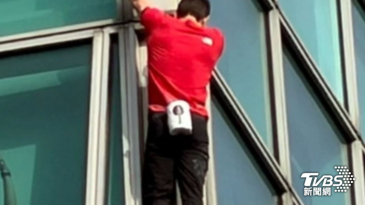 霍諾德腰上掛止滑粉的小包爆紅。（圖／TVBS）