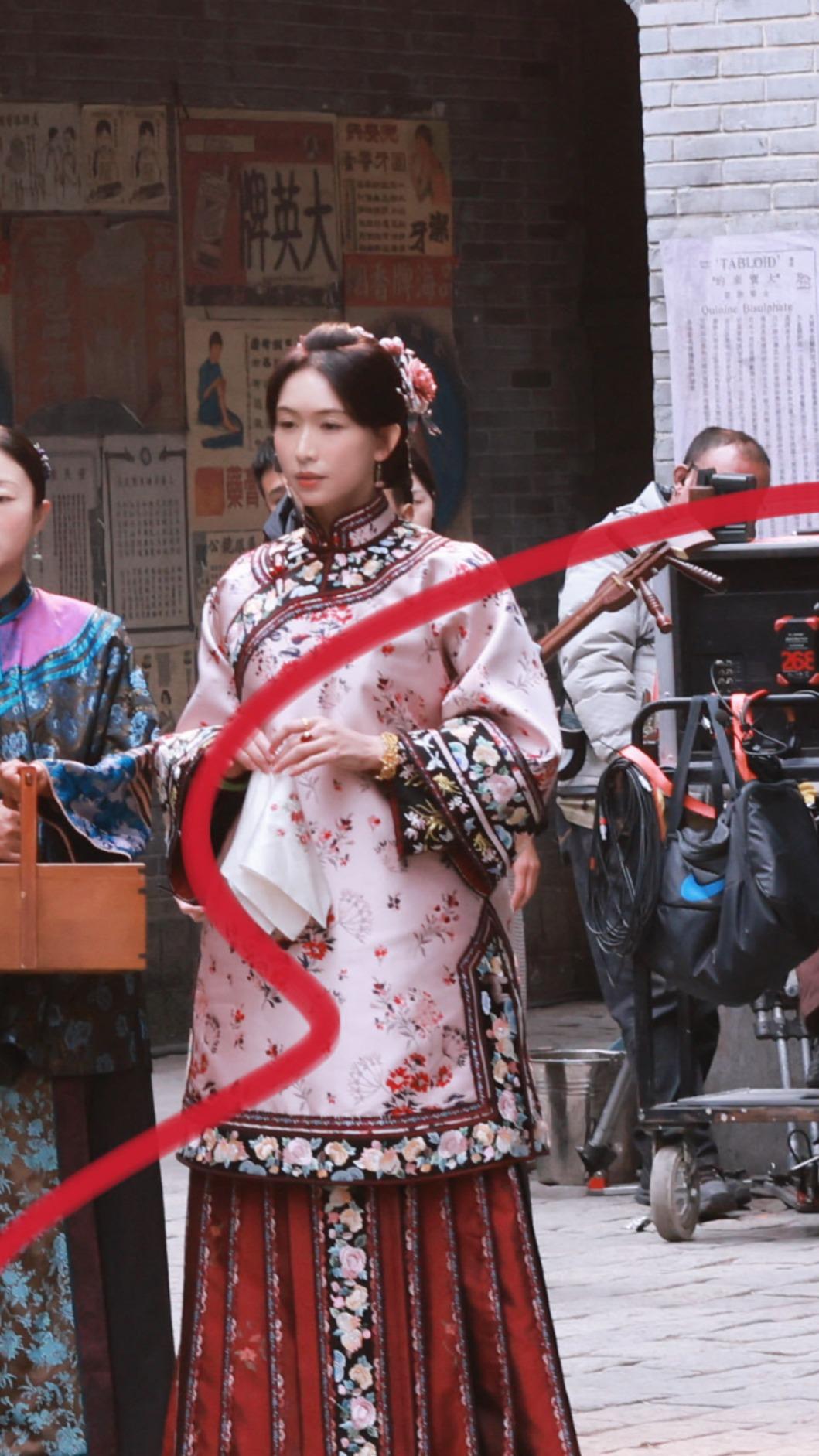 林志玲睽違8年回歸劇組拍戲,穿上絕美清末旗裝。(圖/翻攝自微博)