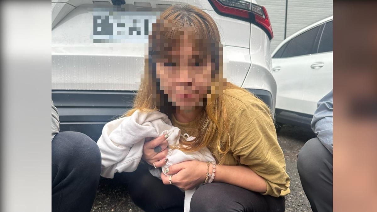 假投資詐騙現場瓦解!宜蘭警民聯手攔50萬,女通緝犯落網。(圖/宜蘭分局)
