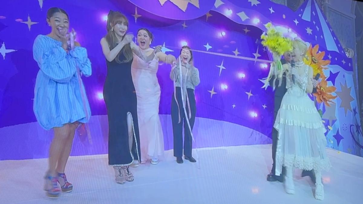 曾莞婷（左二）表情相當驚恐。（圖／翻攝自新聞中心）
