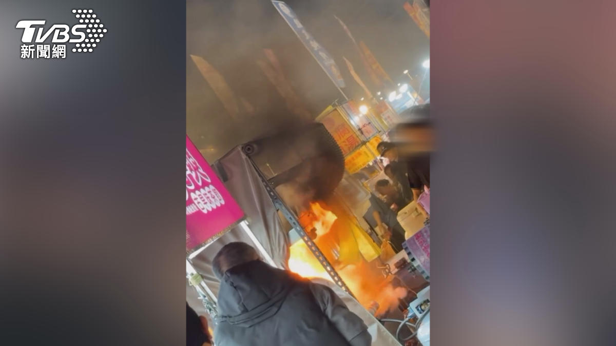 花園夜市串燒攤竄烈焰!工讀生「打翻油品」濃煙嚇壞人潮