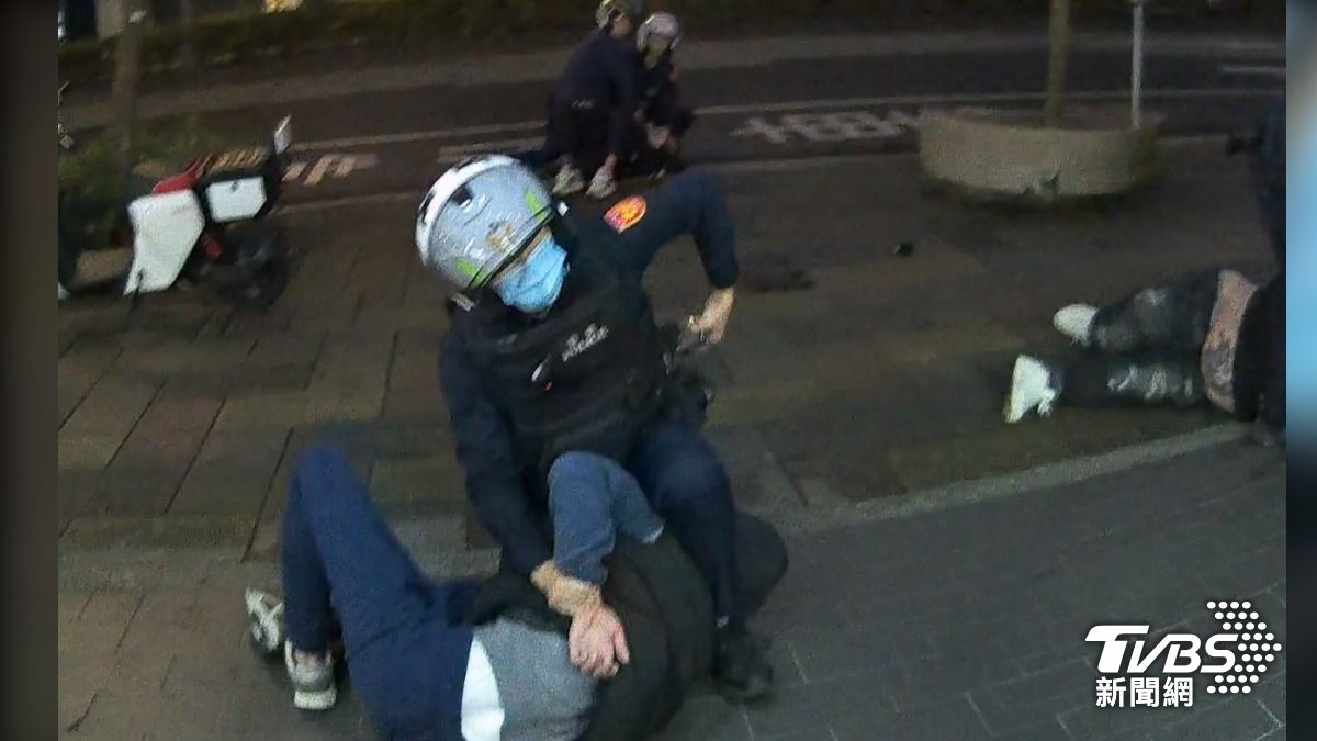 疑玩遊戲翻臉，友到場關切引爆全武行，男嗆警遭壓制。（圖／TVBS）