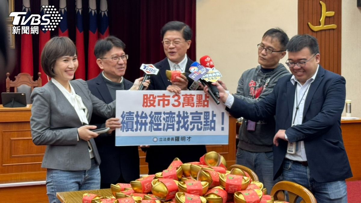 藍委羅明才今（26）日在立法院請官員吃雞排、喝珍奶。（圖／劉庭宇攝）