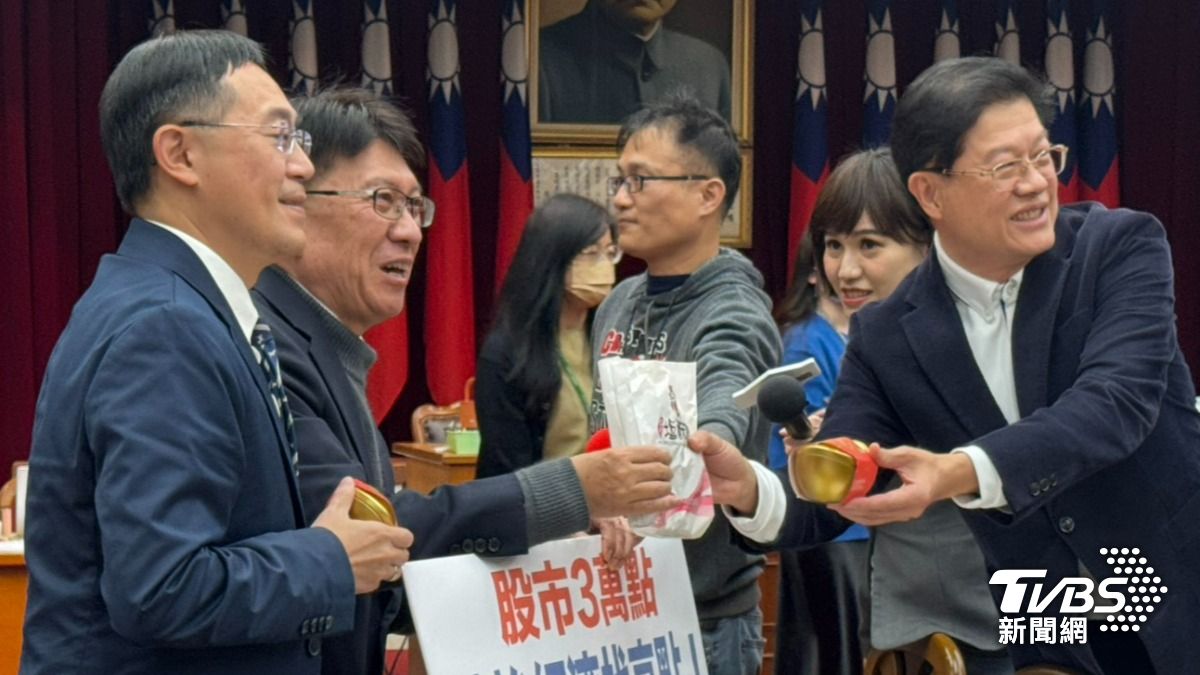 藍委羅明才今(26)日在立法院請雞排,綠委李坤城也在場。(圖/劉庭宇攝)