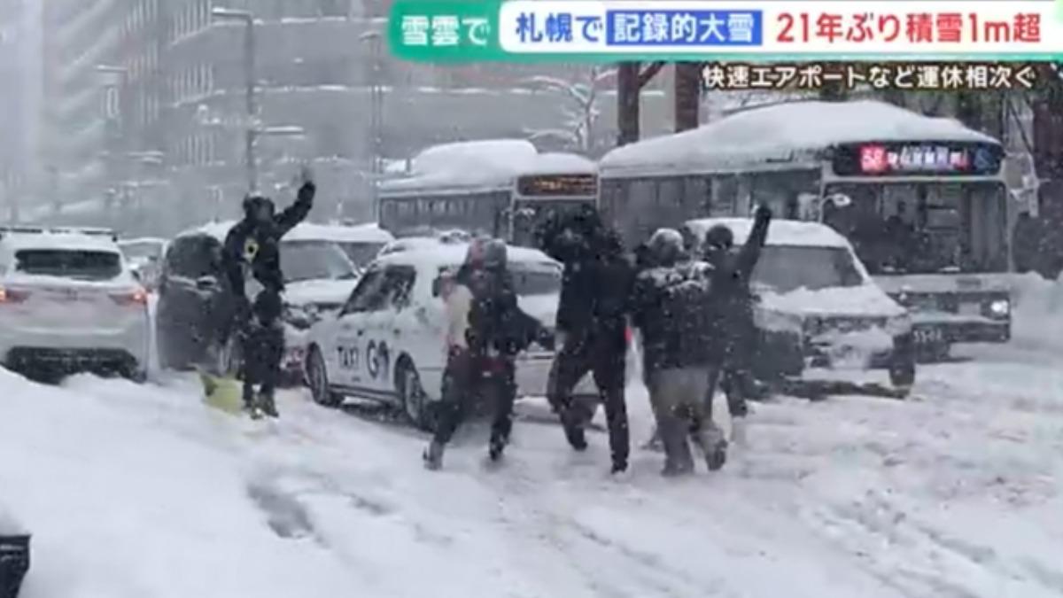 北海道大雪癱瘓交通!7000人新千歲機場過夜 札幌降雪創21年紀錄