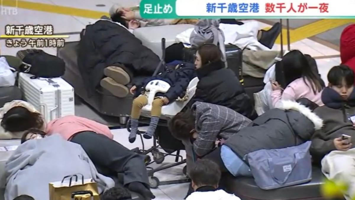 受大雪影響,新千歲機場約7000人留宿航廈過夜。(圖/翻攝HTB News)