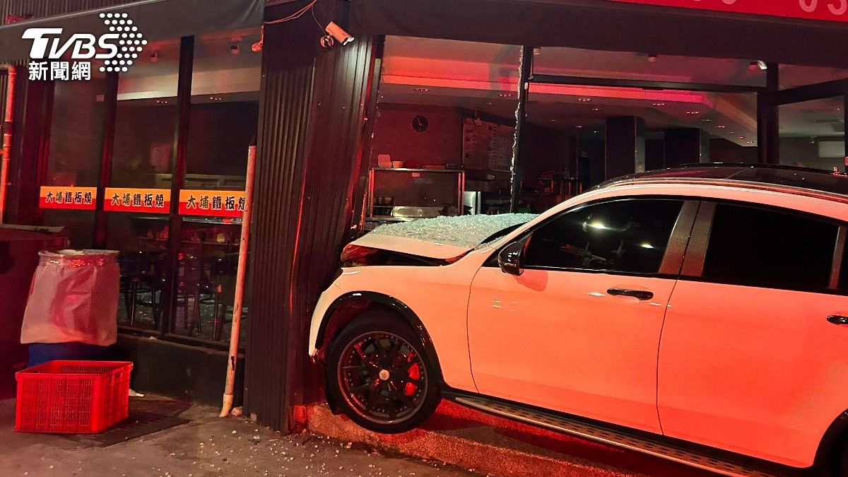 賓士男酒駕心虛狂逃,最終撞進鐵板燒店。(圖/TVBS)