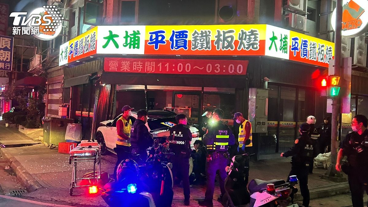 賓士男酒駕心虛狂逃,最終撞進鐵板燒店。(圖/TVBS)