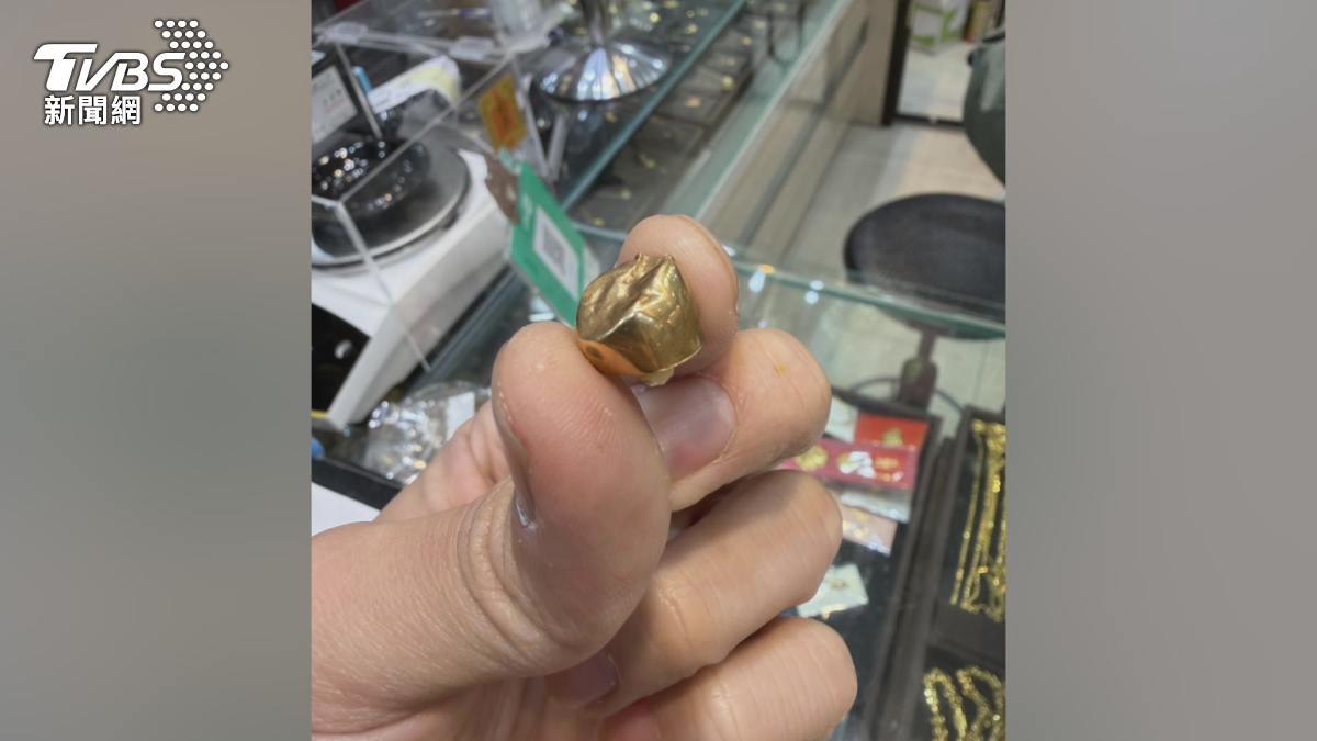 金價飆破歷史新高，高雄男拔金牙換現金，銀樓揭成交價翻倍了。（圖／TVBS）