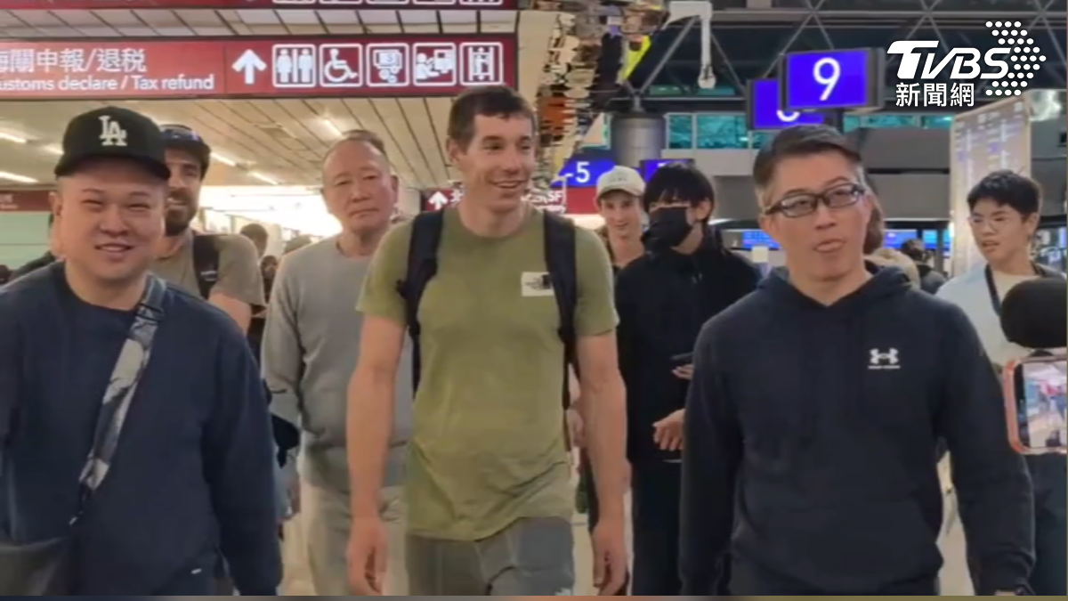 霍諾德離台,機場和粉絲親切拍照。(圖/TVBS)
