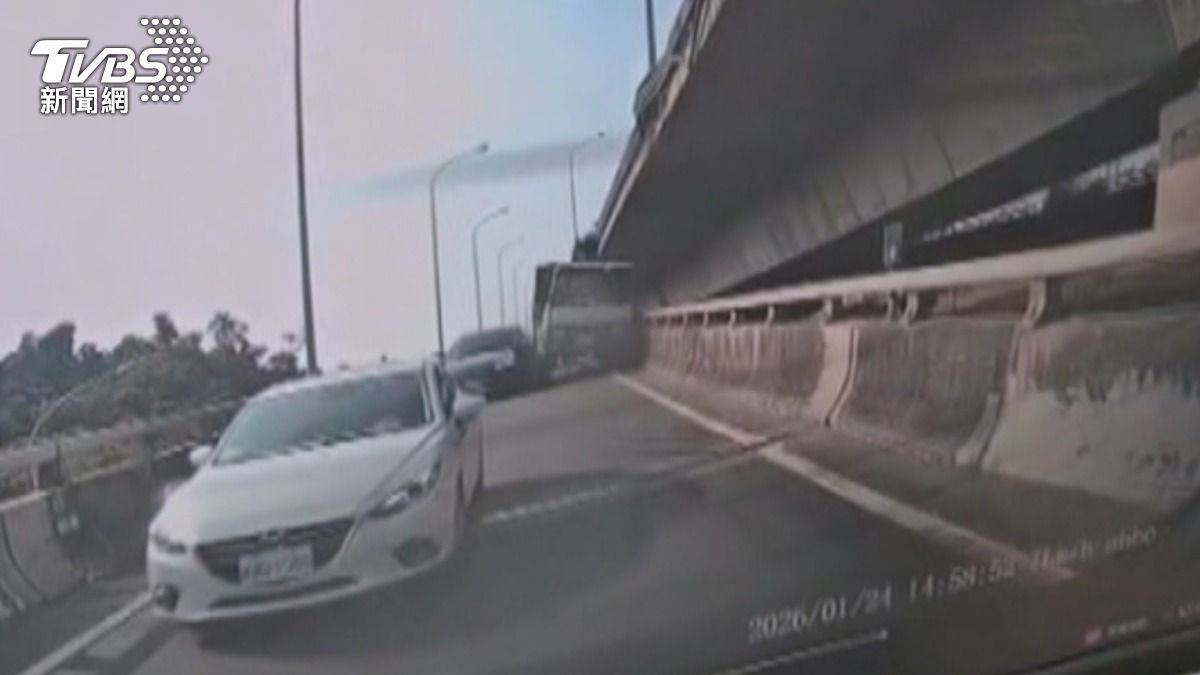 高雄大寮區發生連撞車禍,一名大貨車駕駛鑽縫硬擠,連撞兩車後才停下。(圖/翻攝Threads_ruby__0731)
