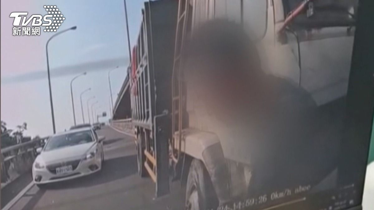 肇事男子停下車查看車損後,下一秒竟直接上車逃離現場,留下兩名車主愣在原地。(圖/翻攝Threads_ruby__0731)