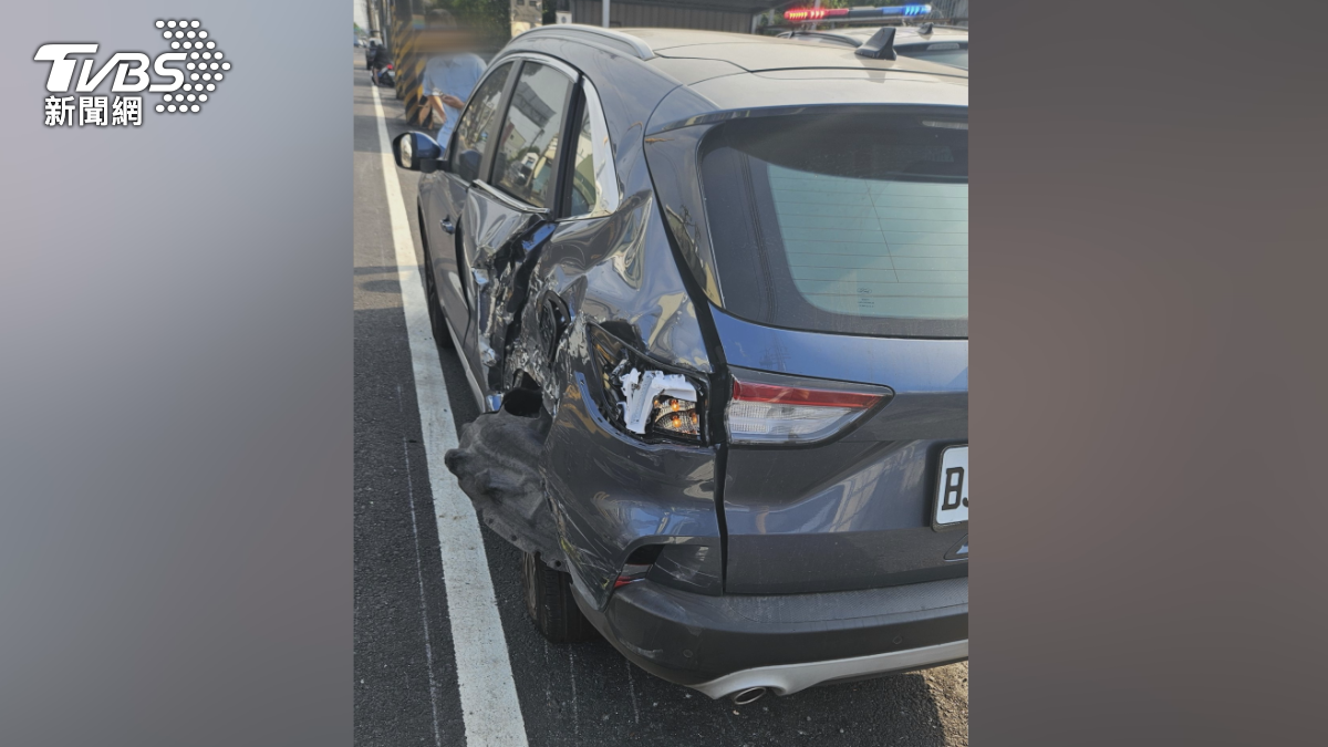 大貨車撞上後繼續行駛,撞擊力道之大,車殼甚至被撞碎。(圖/翻攝Threads_ruby__0731)