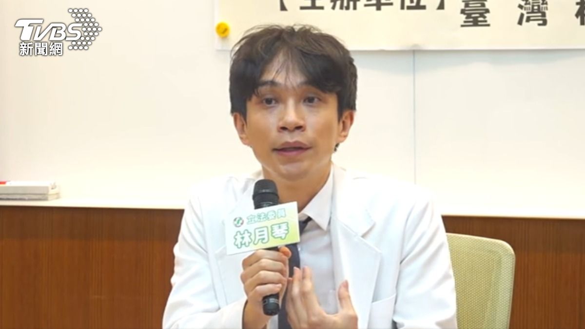 皮膚科醫師提醒兒少化妝的影響。（圖／TVBS）