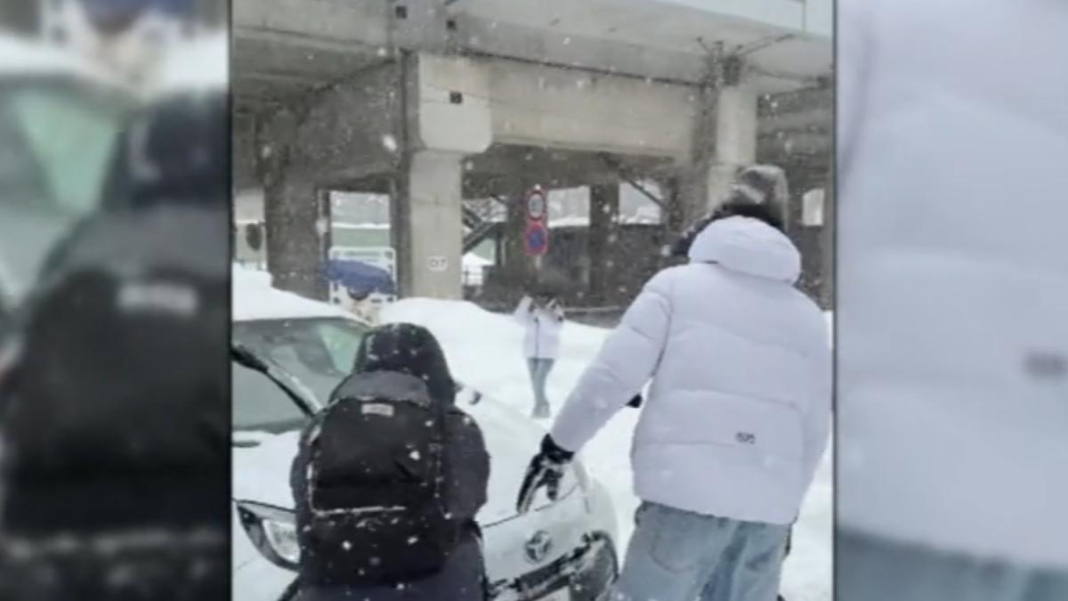 車子卡在積雪中。（圖／rinkamac threads）