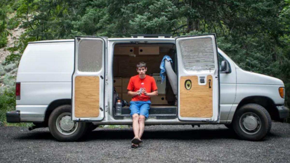 為了滿足戶外的車宿露營追求,Alex Honnold曾改裝一輛Ford Econoline E150。(圖/翻攝自Outside)