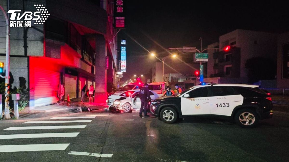 駕駛酒駕上路,結果半路遇到警車他心虛,加速狂飆,跑了1.6公里後失控自撞民宅員警一度拔槍警戒。(圖/TVBS)