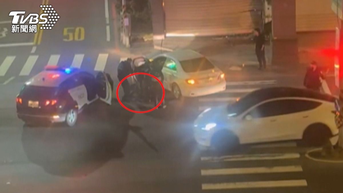 員警抵達現場後立刻拔槍警戒,高喊要求駕駛下車,但沈男躲在車內遲遲不肯配合,另一名員警見狀直接破窗將人拖出。(圖/TVBS)