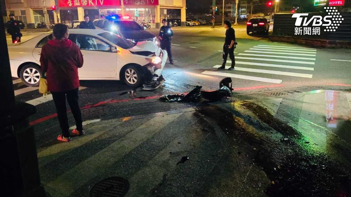 這起撞擊造成白色轎車引擎蓋嚴重凹陷、車頭損毀,民宅鐵捲門也遭撞破。(圖/TVBS)