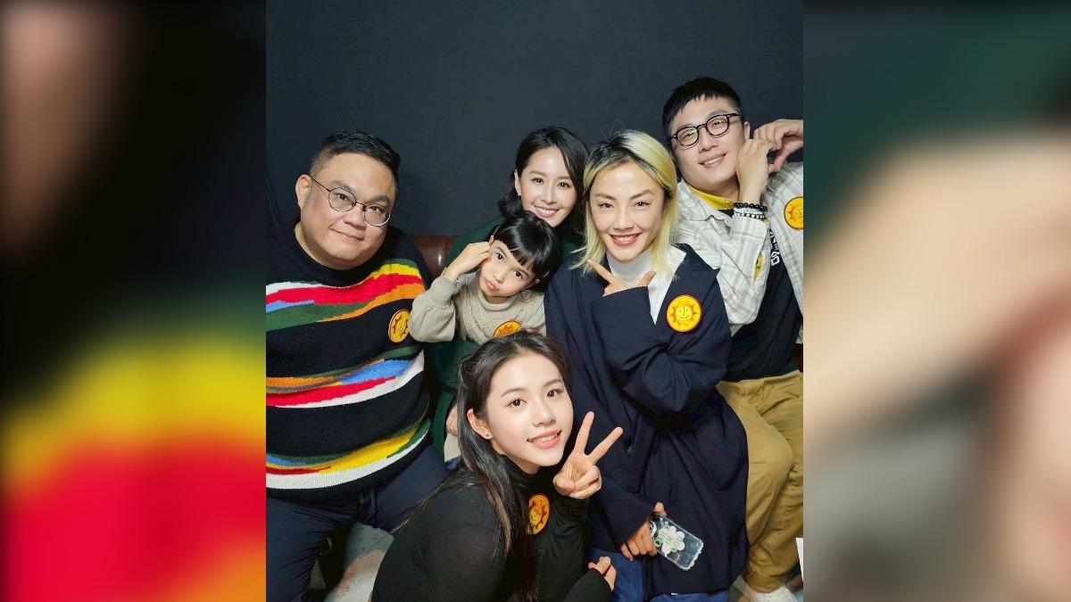《陽光女子合唱團》日前舉辦親子場,飾演一家人的曾愷玹、小8、小演員陳蕾朵、羅晨恩全現身。(圖/壹壹喜喜提供)