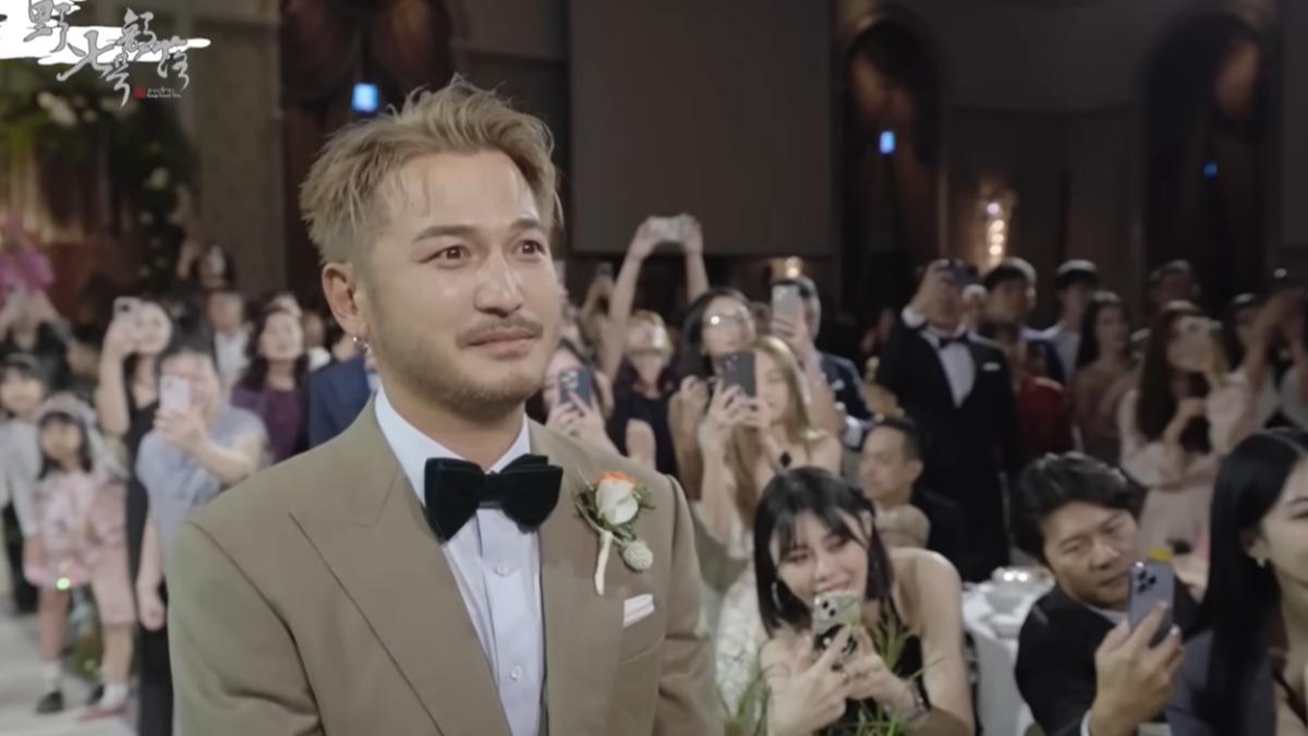 老婆Rita牽著爸爸的手一起走去KID面前時，他的表情滿滿的感動與複雜的心情。（圖／翻攝自YT@野人七號部落）