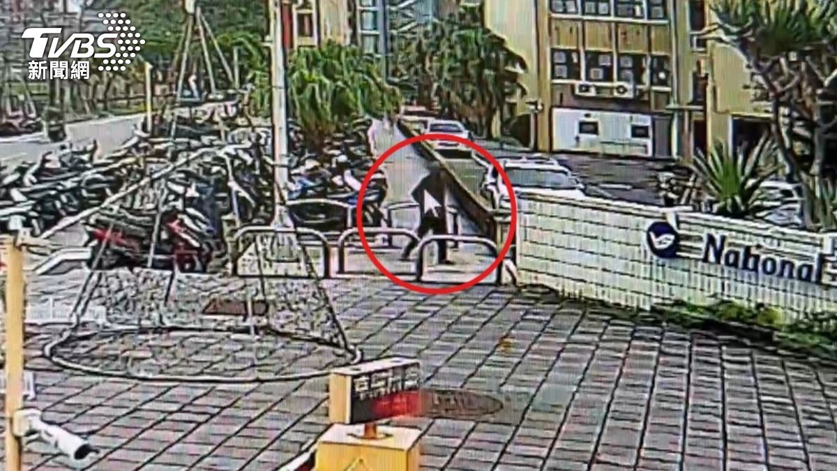 男子行竊完,往校內圖書館方向逃逸。(圖/TVBS)