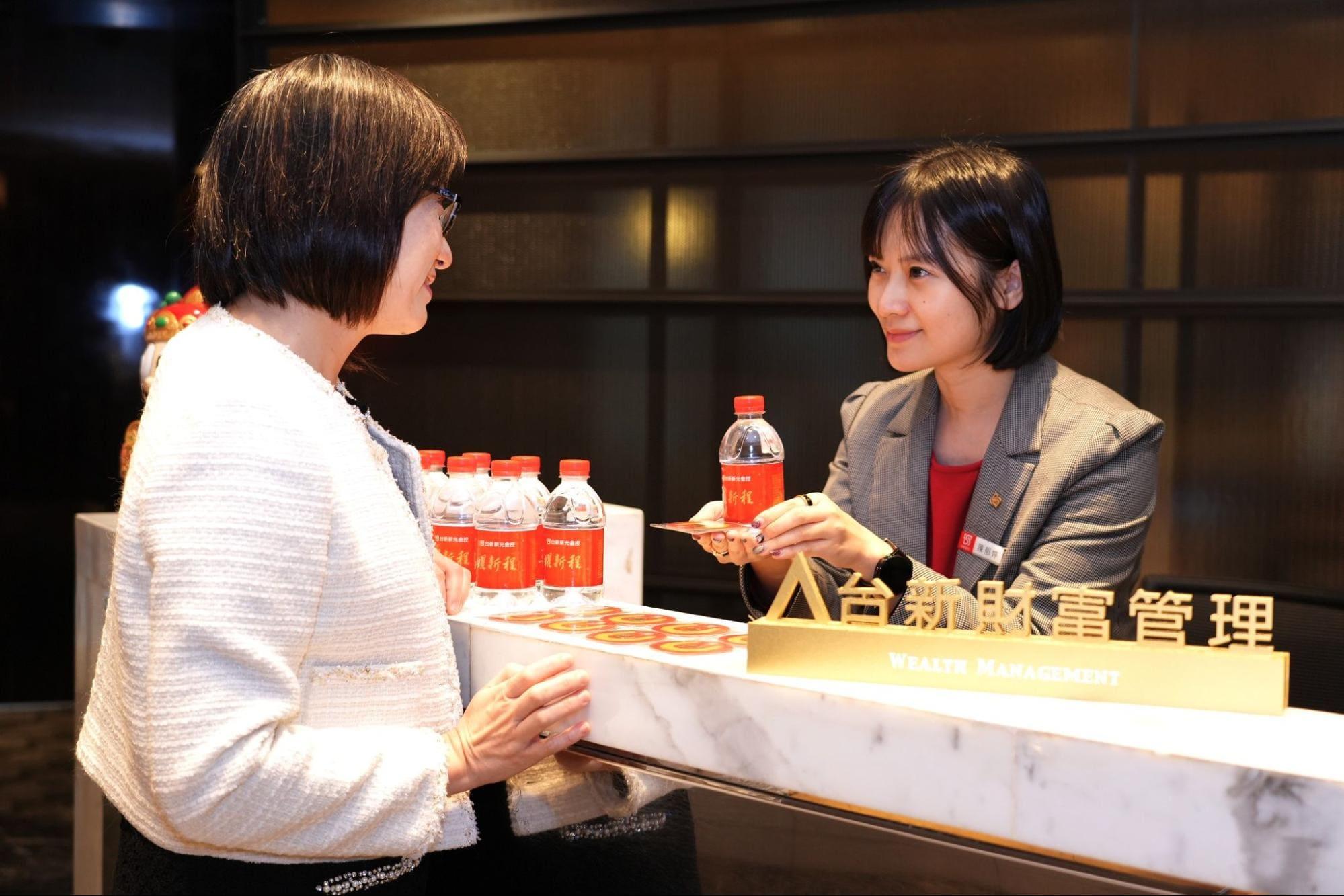 台新銀行為臨櫃辦理業務的客戶致贈限量「聚財開運水」與「開運發財金」。（圖／翻攝自台新銀行）