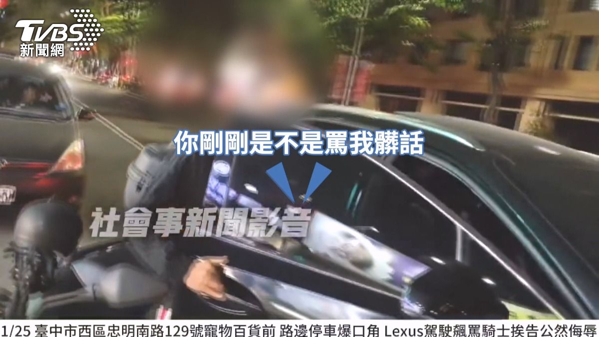 併排違停擋出路!騎士控遭罵髒話,駕駛反拍僵持不下。(圖/翻攝社會事新聞影音)
