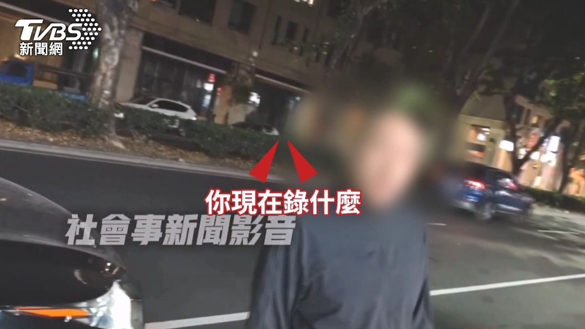 一輛車輛疑似併排違停,擋住停在黃線上的機車騎士出入,雙方因此爆發激烈口角。(圖/翻攝社會事新聞影音)