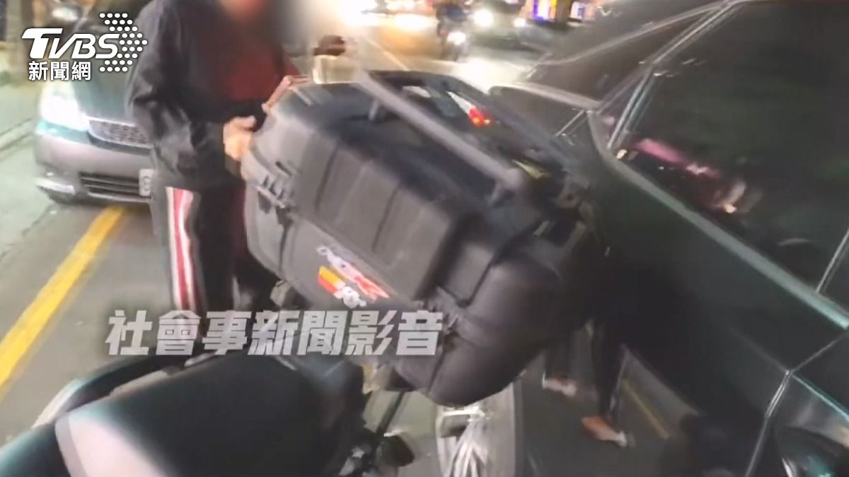 駕駛情緒相當激動,不斷質疑騎士為何一直對著他錄影。(圖/翻攝社會事新聞影音)