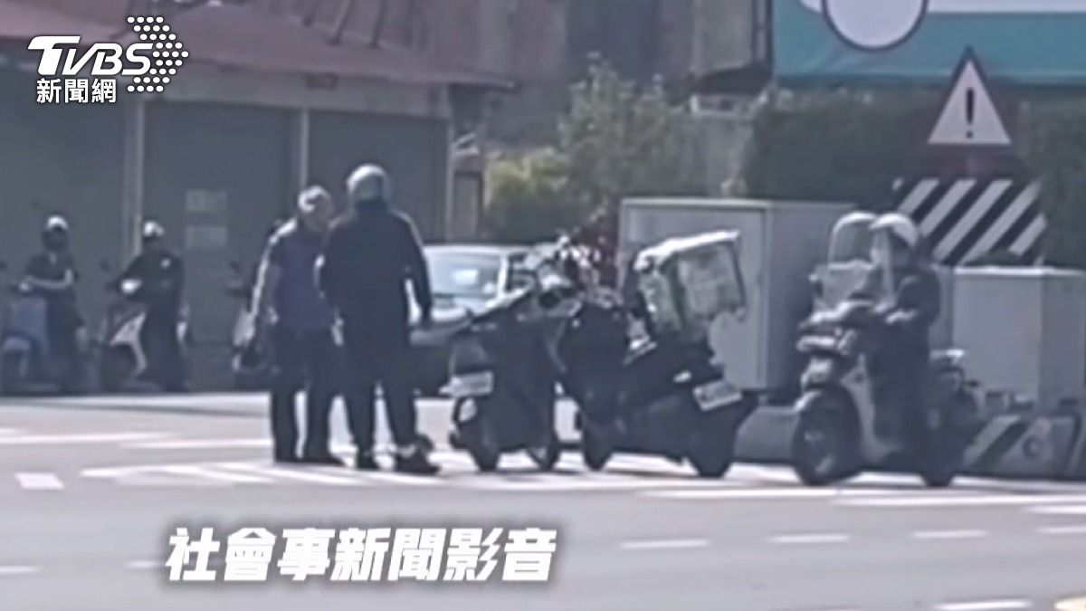 外送員與另一名騎士停在竹山集山路中間當街大吵,雙方情緒激動,幾乎要打起來。(圖/翻攝社會事新聞影音)