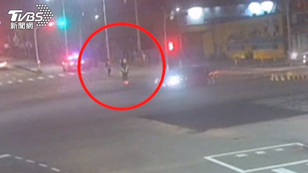 外送員餐袋掉路中「內藏萬元現金」!巡邏警撿起急追人歸還。(圖/民眾提供)