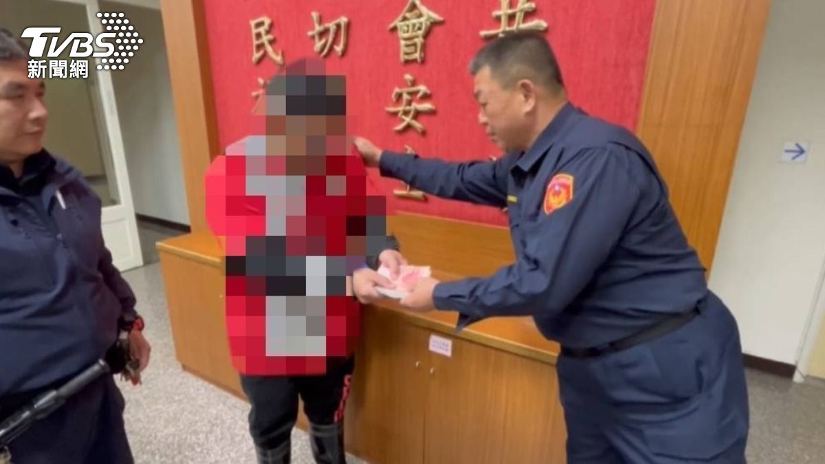 林姓外送員撿回錢後,直言今天差點白跑。(圖/TVBS)