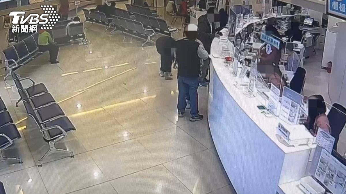 吳男在烏日林新醫院一樓掛號櫃檯詢問資訊,結果他口袋裡的兩萬元千鈔散落一地。(圖/TVBS)