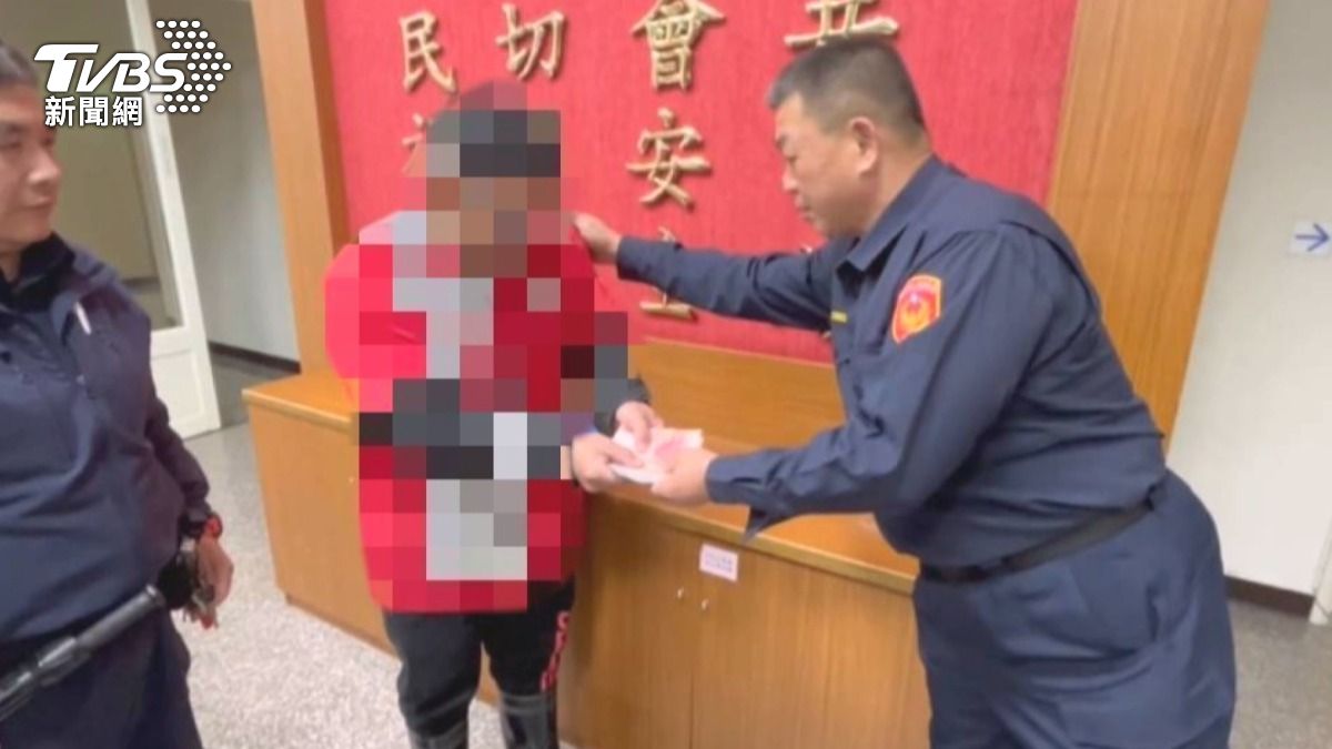 隨後順利聯繫上外送員失主,失主對員警的熱心協助深表感謝。(圖/TVBS)