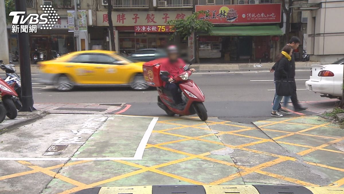 外送餐袋因未綁緊而鬆脫掉落在路中間,騎士本人完全沒有察覺便揚長而去。(圖/TVBS)