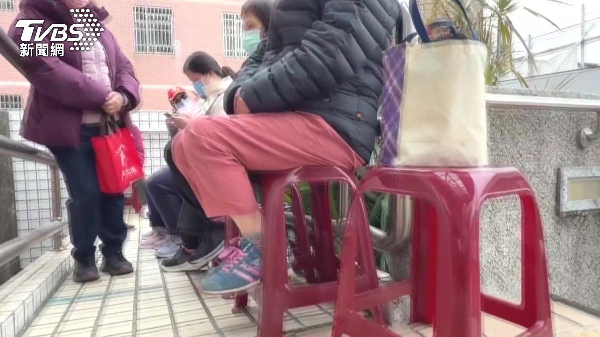 省1萬多!長者搶打皮蛇疫苗掀排隊潮。(圖/TVBS)