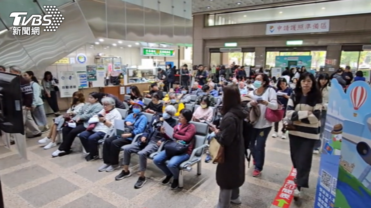 適逢春節前再加上學生開始放寒假，不少民眾來申辦護照。（圖／TVBS）