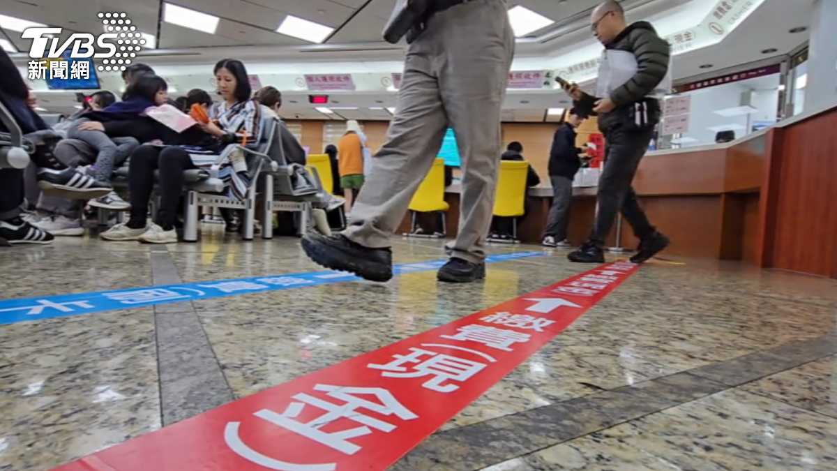 適逢春節前再加上學生開始放寒假，不少民眾來申辦護照。（圖／TVBS）