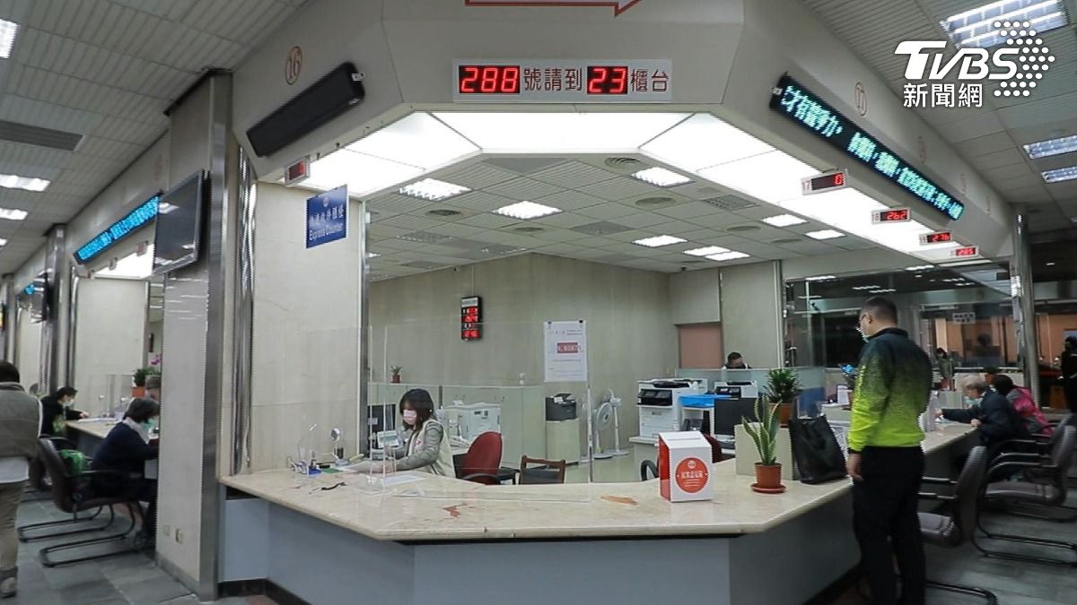 勞保紓困貸款申請件數多 (圖/TVBS)