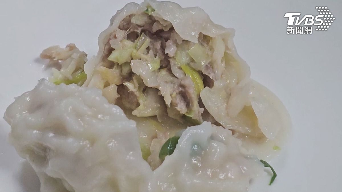 第二名則由麵食館店家以高麗菜水餃拿下。除了高麗菜及溫體豬肉外，同時還加入秘密武器白韭黃增添風味。（圖／TVBS）