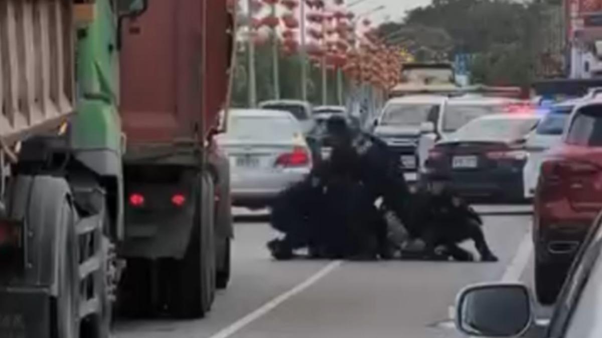 花蓮男揮開山刀,遭警方壓制逮捕。(圖/threads@dj.ranbo授權提供)