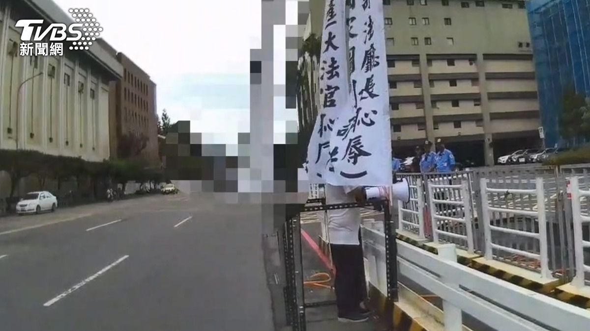 陳抗男子連鬧司法院四個月，警方屢勸不聽、最後依社維法裁處。 (圖／TVBS)